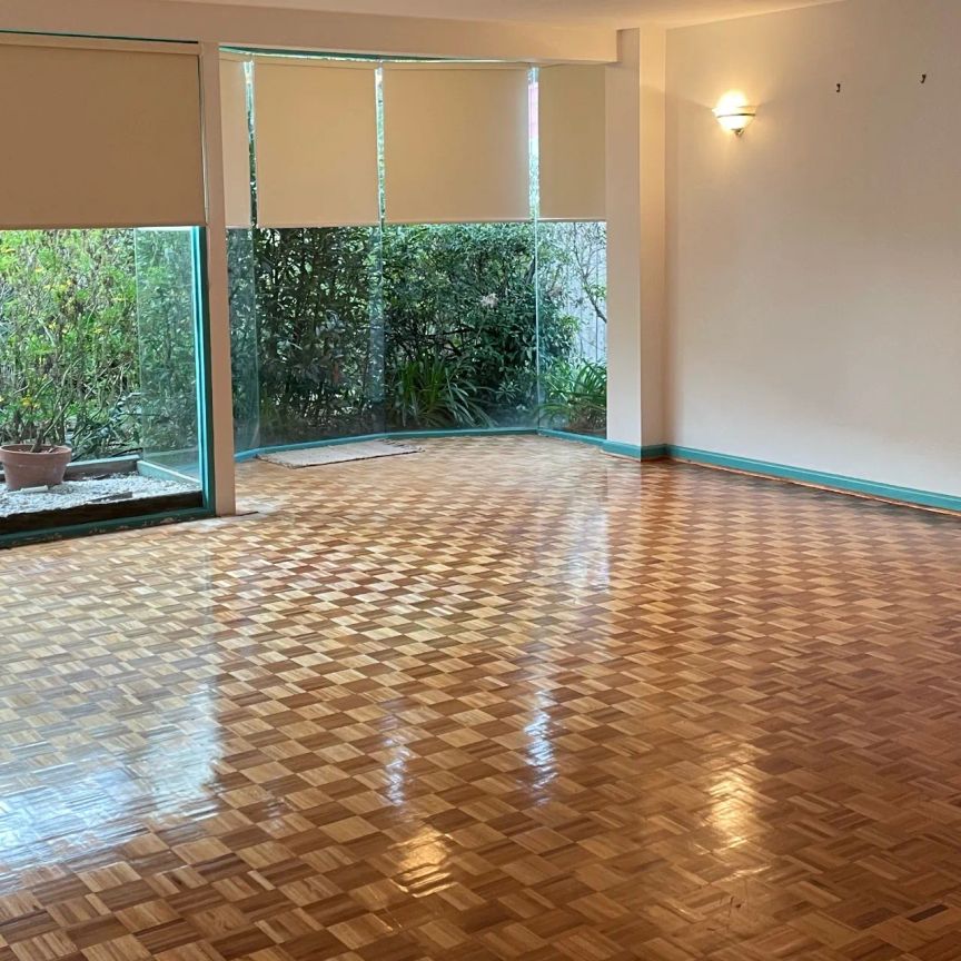 SPACIOUS AND SECURE FAMILY HOME IN CONVENIENT LOCATION! - Photo 1