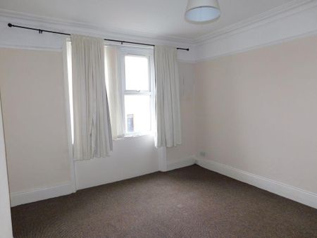 3 bedroom flat to rent - Photo 2