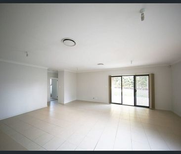 4 Bed Ideal Family Living in a Secure and Convenient Location. - Photo 5