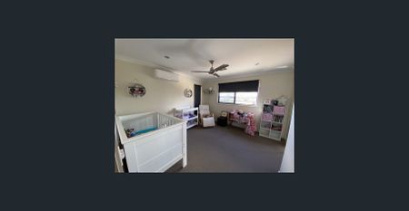 Spacious Three-Bedroom Townhouse ! - Photo 2