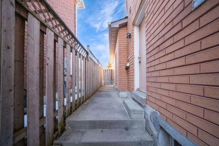 For Lease - 5 Claresholme Drive, Toronto, Ontario - Photo 2