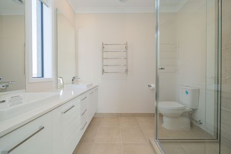 Ready to move in to with nothing to do! Available 28 Nov 2025 - Photo 5