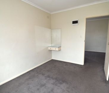 Prime Location - Walk to Supermarkets, Glenhuntly Train Station, Tr... - Photo 6