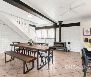 EXPANSIVE FAMILY LIVING WITH CAPTIVATING WATER VIEWS - Photo 4