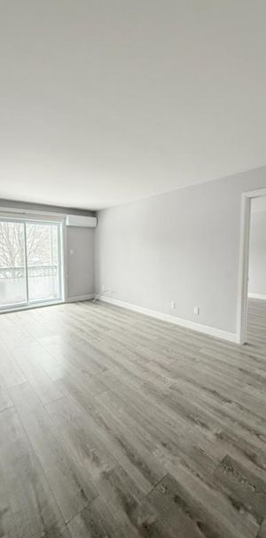 Grand 5½ rénové, 3 chambres, clim, 2 stationnements + rangement privé, dispo maintenant - Photo 1