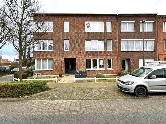Gerenoveerd gelijklvloersappartement met 2 slaapkamers en garagebox - Photo 1