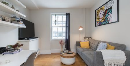 Quaint one bedroom apartment, located in a stunning historic development, moments from Monument Station and The City. - Photo 3