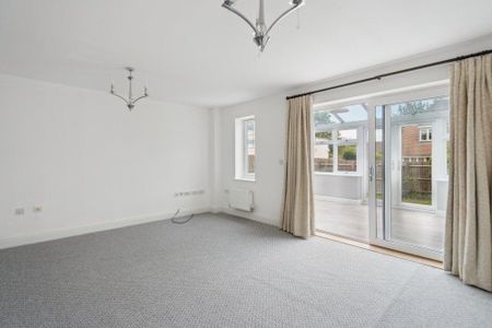 4 bedroom semi-detached house to rent - Photo 2