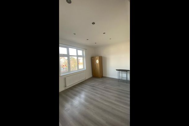 Studio Flat, Ashurst Drive, IG6 - Photo 1