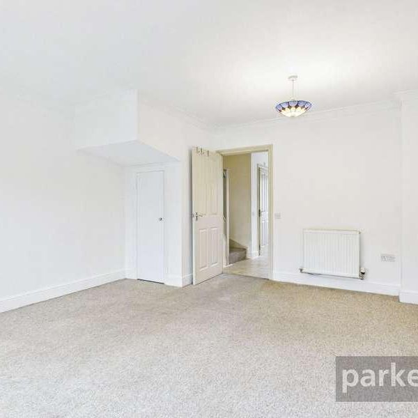 Chamberlain Close, Carterton, Oxfordshire, OX18 - Photo 1