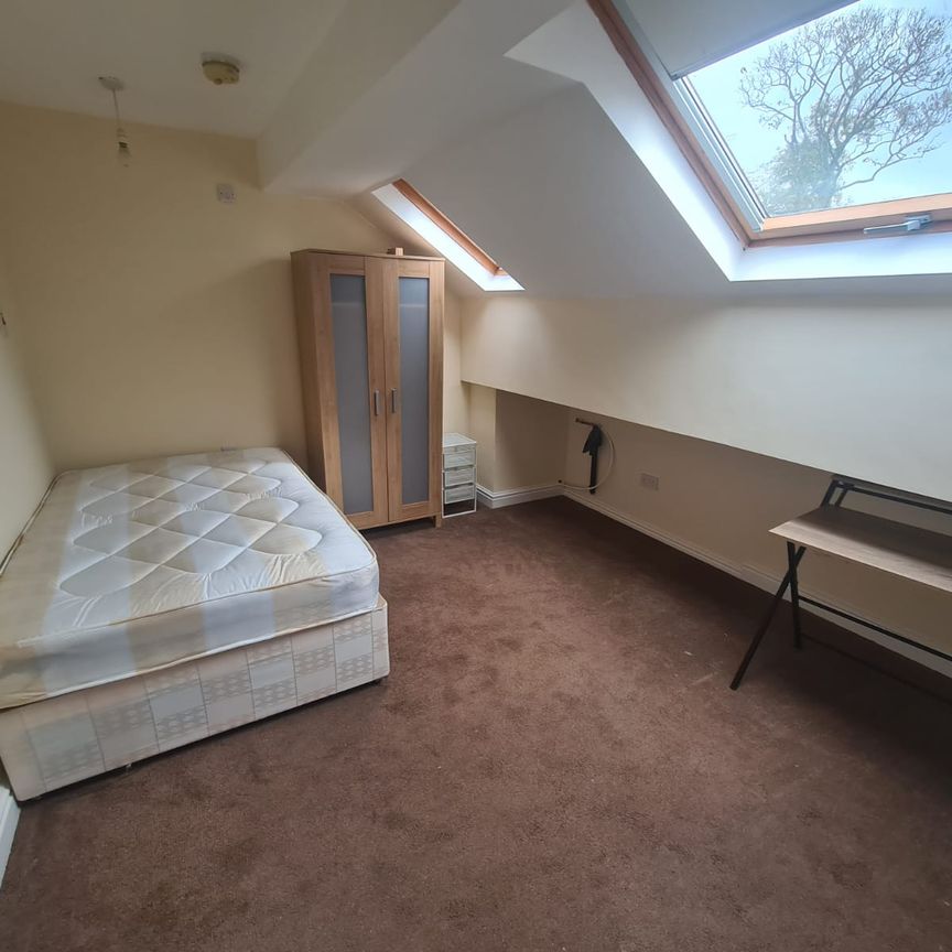 4 Bed - Flat 1, 17a Stonegate Road, Leeds - LS6 4HZ - Student/Professional - Photo 1