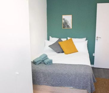 Room in a shared 8-bedroom apartment for rent in Palacio - Photo 3