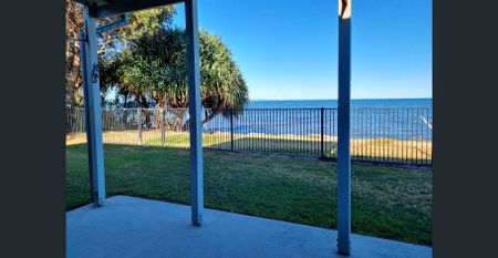 🏖️ Charming Beachfront Home for Rent –Beachmere - Photo 5