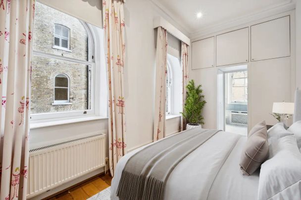 3 bedroom flat in South Kensington - Photo 1