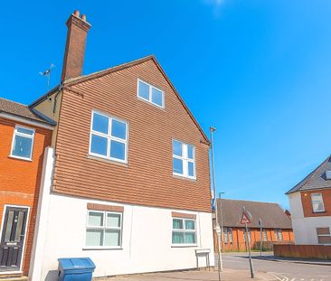 Queens Road, Aldershot, Hampshire, GU11 - Photo 6