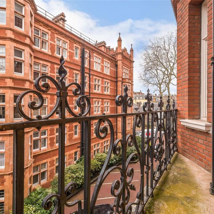 A spacious lateral second floor with lift, three bedroom apartment in a well maintained purpose built portered building in a quiet cul de sac - Photo 1