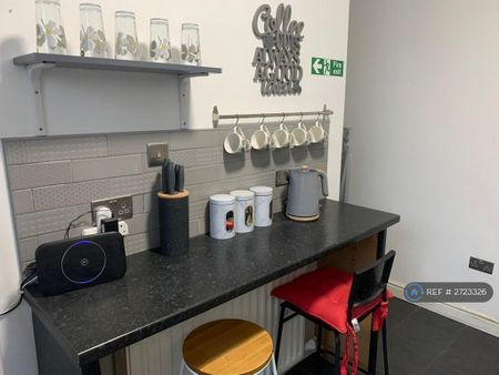 1 bedroom in a house share to rent - Photo 4