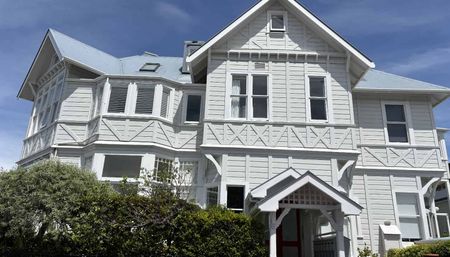 Modern Furnished 2 Bedroom Apartment - Photo 2