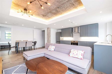 A delightful top floor three bedroom apartment. - Photo 3