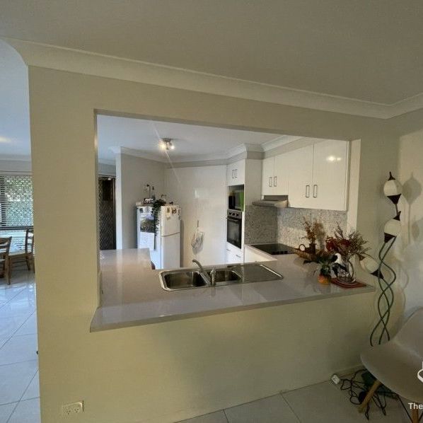 PET FRIENDLY, RENOVATED, Fully furnished townhouse with perfect blend of position, space, style and comfort - Photo 1