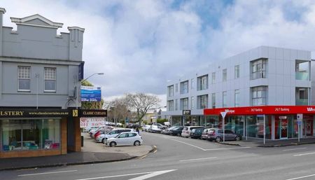 Spacious Lounge - Photo 3