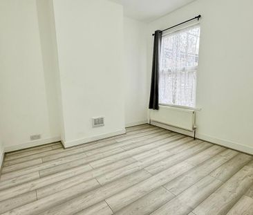 3 bedroom flat to rent - Photo 3