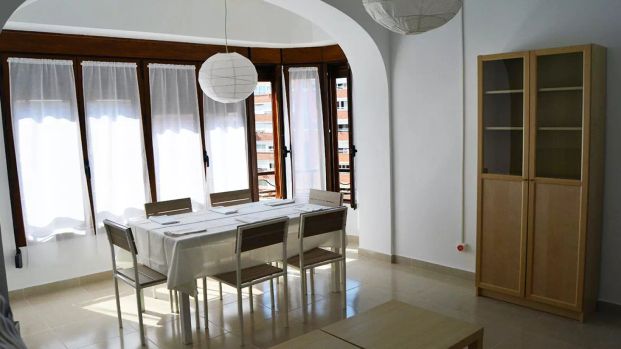 Exterior room with desk in 4-bedroom apartment, Extramurs - Females - Photo 1