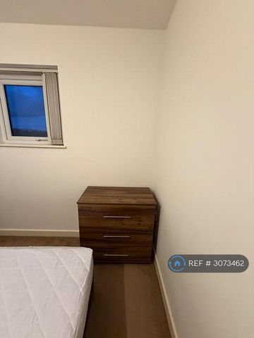 1 bedroom in a flat share to rent - Photo 4