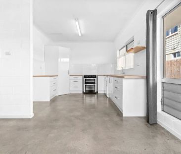 Solid lowset family home - Photo 2