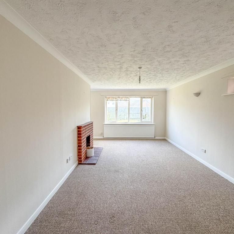 3 bedroom semi-detached bungalow to rent - Photo 1