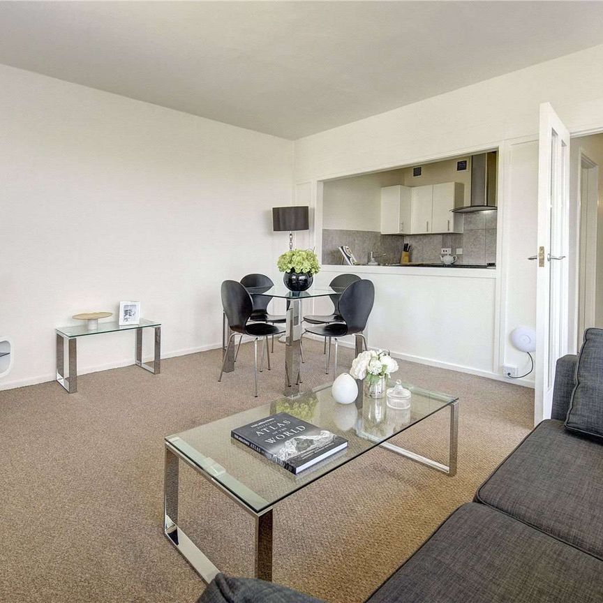 This spacious one bedroom one bathroom apartment is set on the sixth floor of this superbly located building in the heart of Westminster with a fantastic view. - Photo 1