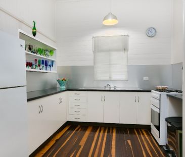 CHARGING TWO BEDROOM HOME IN PRIME INNER CITY LOCATION! - Photo 1