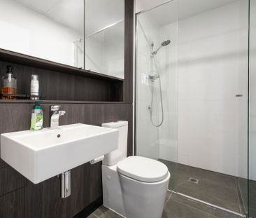 Modern 1-Bedroom Apartment with Enclosed Wintergarden + Secure Parking - Photo 2