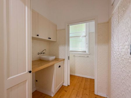 Spacious Home with 5 Bedrooms & Multiple Living Areas - Photo 3