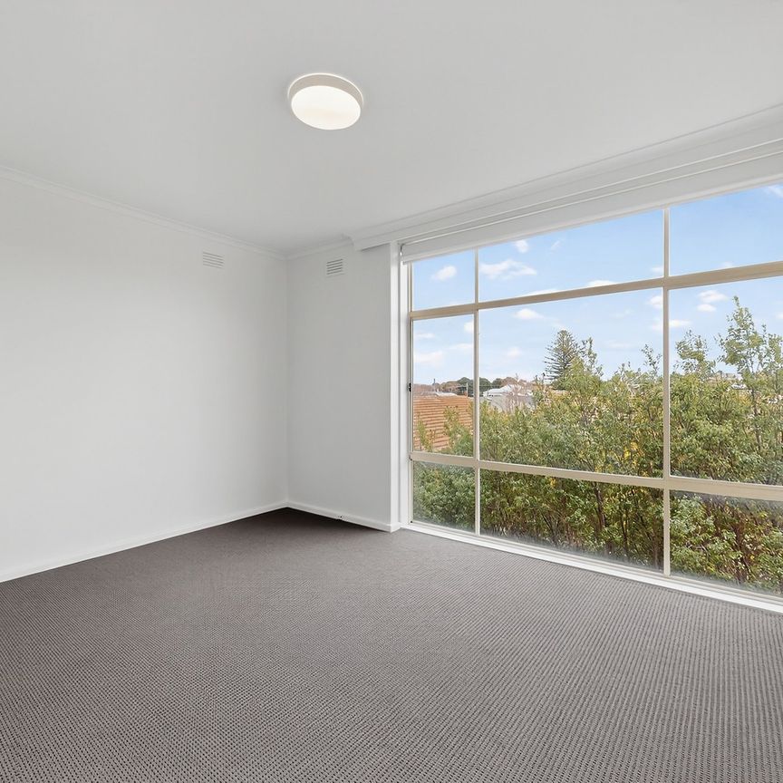 Freshly Painted, New Carpet & Sunlit Living in Essendon - Photo 1