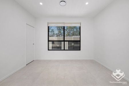 Large Townhouse for Rent - Photo 4