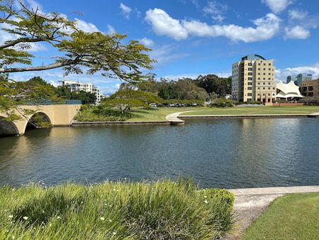 Fully furnished master bedroom with ensuite include all bills, five minutes walk to Bond University – Short-term available！ - Photo 2