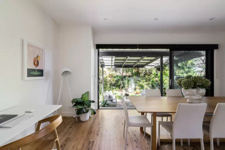 Architecturally enhanced family home with garden retreat - Photo 4