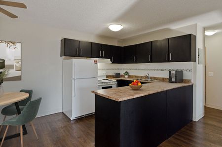 135 Lynnview Road Southeast, Calgary - Photo 2