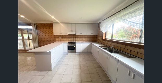 Comfort and Convenience in the Heart of St Albans - Photo 1