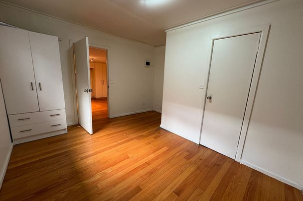 SPACIOUS SELF CONTAINED UNIT IN PRIME LOCATION - Photo 1
