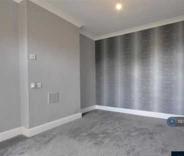 3 bedroom end of terrace house to rent - Photo 2