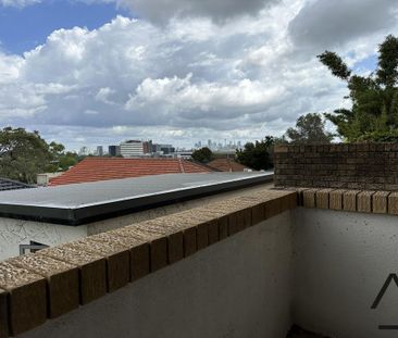 One-bedroom apartment near UNSW with a view of the surrounding district and the scenic Botany Bay. - Photo 1