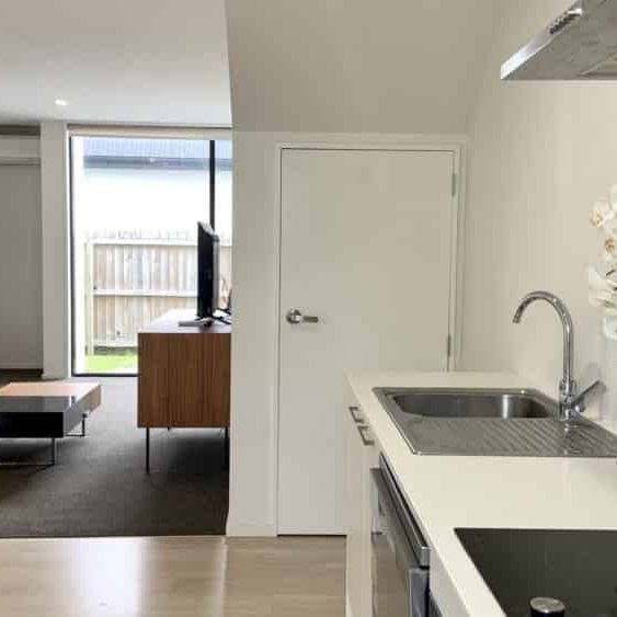 FULLY FURNISHED STYLISHLY PRESENTED CITY TOWNHOUSE! - Photo 1