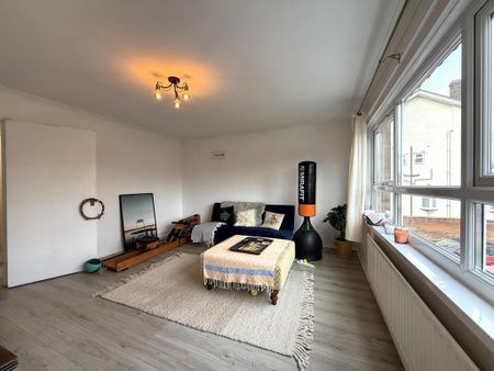 2 bedroom flat to rent - Photo 2