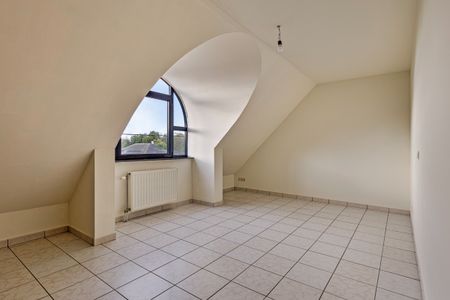 Ruim duplex appartement met drie slaapkamers en garage. - Photo 2