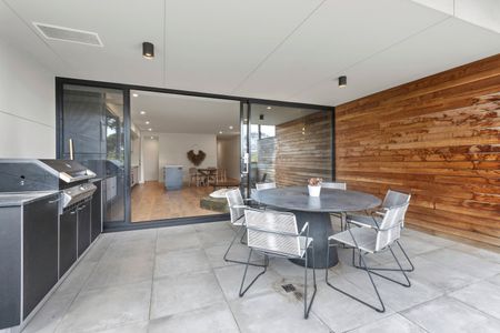 Elegant Coastal Living in the Heart of Sorrento! - Photo 5