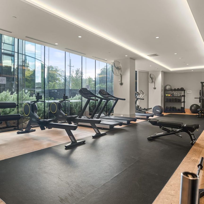 Luxury 2 Bedroom Apartment with Carpark! - Photo 1