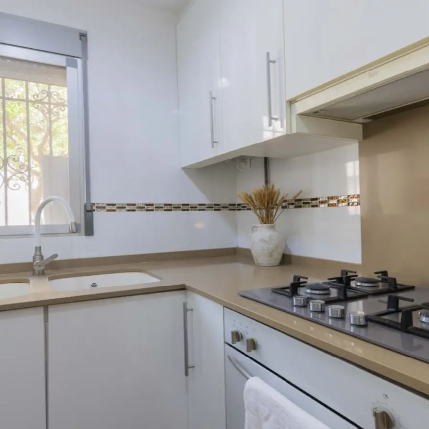 Room in a shared 4-bedroom apartment for rent in Cabanyal-Canyamelar, bills included. - Foto 1