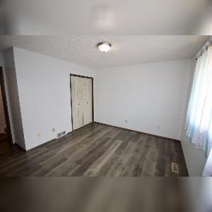 3 Bed 1.5 Bath Suite Single Garage Central Edmonton - Photo 5